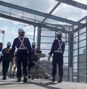 構内を移動している後ろ姿