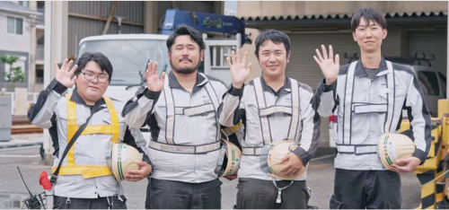 同僚と一緒に手を振っている