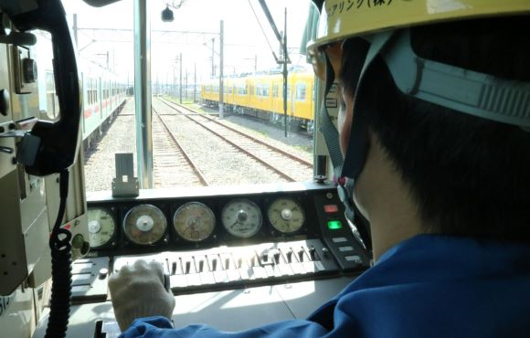 転線作業のため車両を運転する技術員
