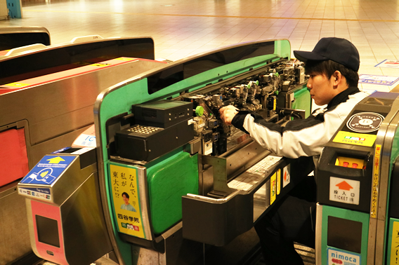 自動改札機の定期検査風景