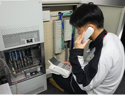 電話交換機設備の設置工事風景