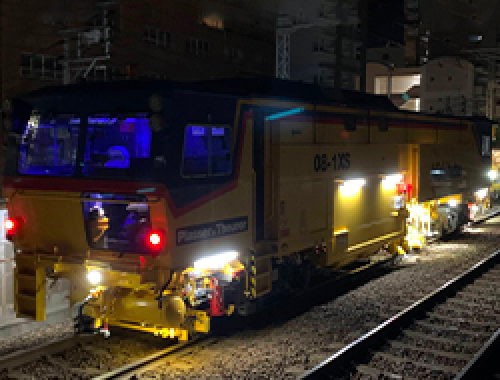 大型保守機械による軌道整備作業