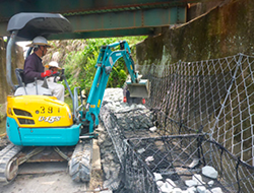 橋脚改良工事風景、重機作業