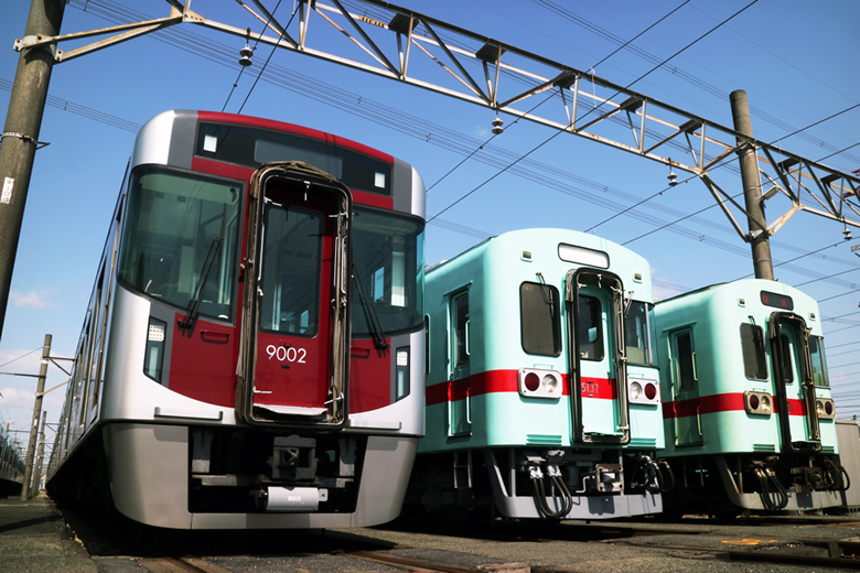 車両基地内に並ぶ5000形と9000形車両の別アングル写真