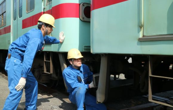 車両の連結開放作業風景