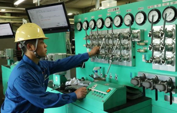 ブレーキ関連機器の試験作業風景